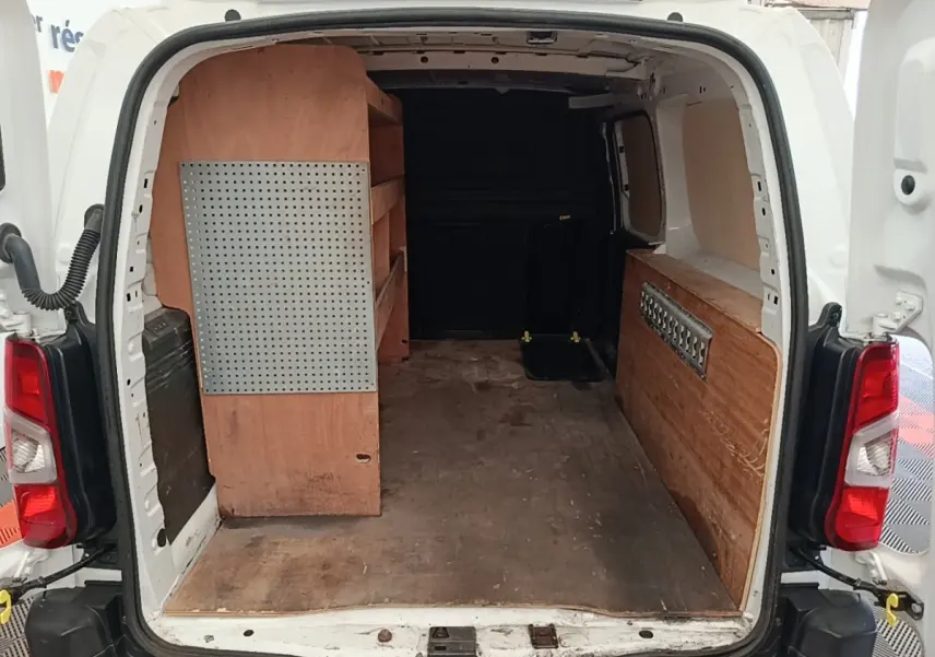 Vue arrière du Citroën Berlingo XL blanc 2020 montrant l’espace de chargement avec aménagements en bois sur les côtés.