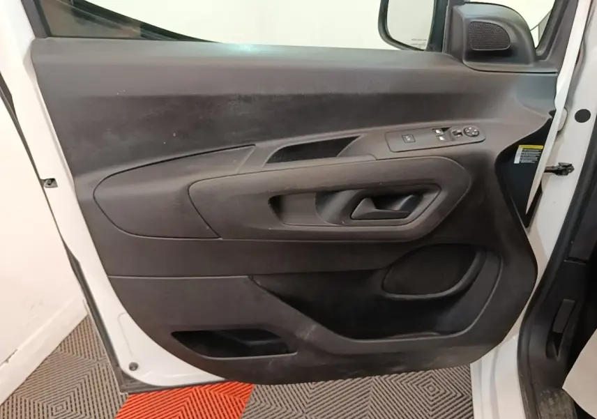 Vue rapprochée de la porte avant gauche blanche du Citroën Berlingo XL 2020 avec commandes électriques et haut-parleur intégré.