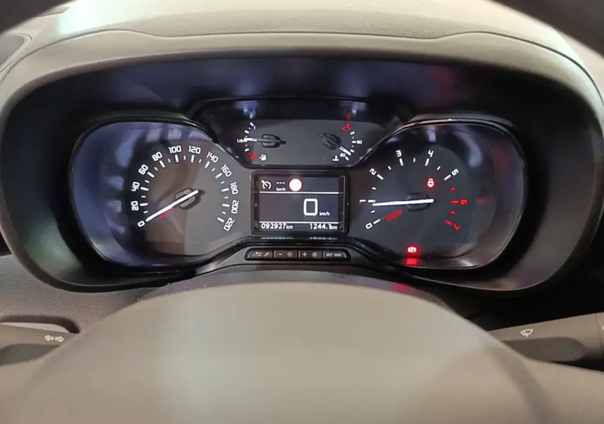 Vue rapprochée du tableau de bord noir du Citroën Berlingo XL 2020 avec affichage digital et compte-tours.
