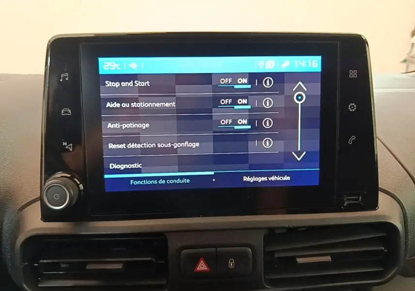 Écran tactile central du tableau de bord du Citroën Berlingo XL blanc, affichant les réglages d'aide à la conduite.
