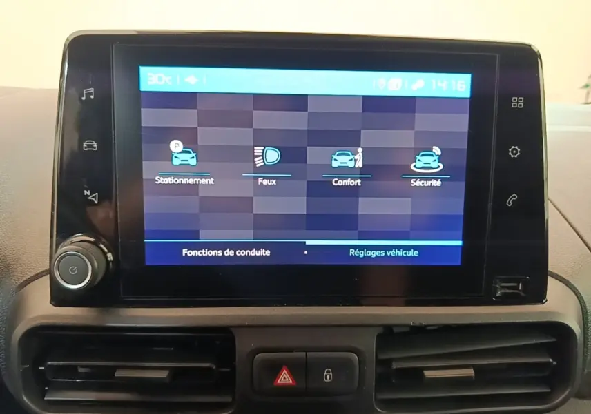Écran tactile central du tableau de bord du Citroën Berlingo XL blanc, affichant les réglages véhicule.