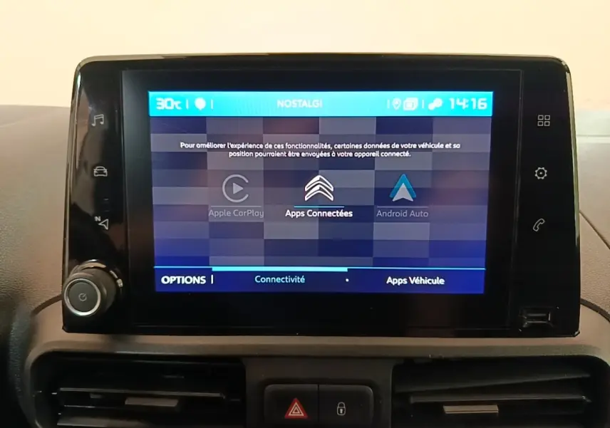Écran tactile central du tableau de bord du Citroën Berlingo XL blanc, affichant les options de connectivité.