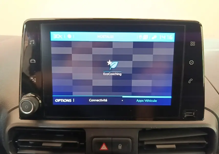 Vue de face du Citroën Berlingo XL blanc 2020, mettant en valeur la calandre et les phares antibrouillard avant.