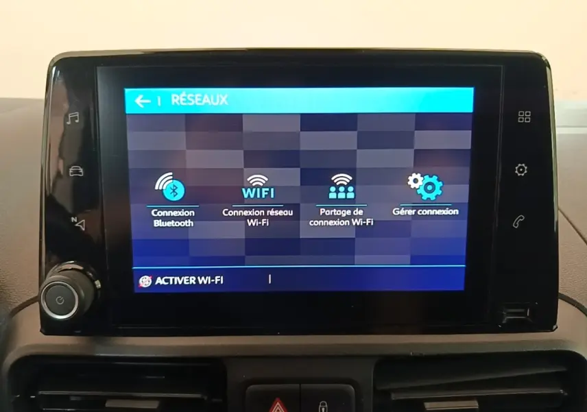 Écran tactile central du tableau de bord du Citroën Berlingo XL blanc, affichant les options de connexion Wi-Fi et Bluetooth.