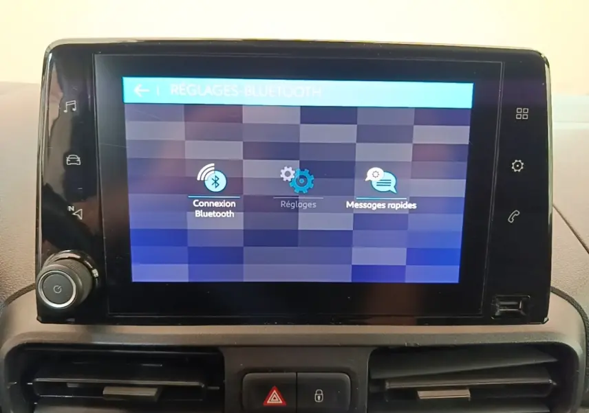 Écran tactile central du tableau de bord du Citroën Berlingo 2020 affichant le menu Bluetooth en intérieur.