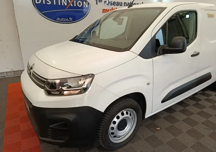 Vue 3/4 avant droit du Citroën Berlingo XL blanc, avec pare-chocs noir et jantes acier simples.