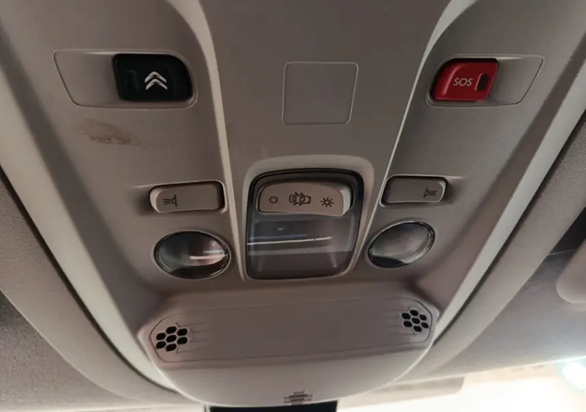 Vue intérieure du plafonnier gris clair du Citroën Berlingo XL 2020 avec boutons d’éclairage et alarme SOS.