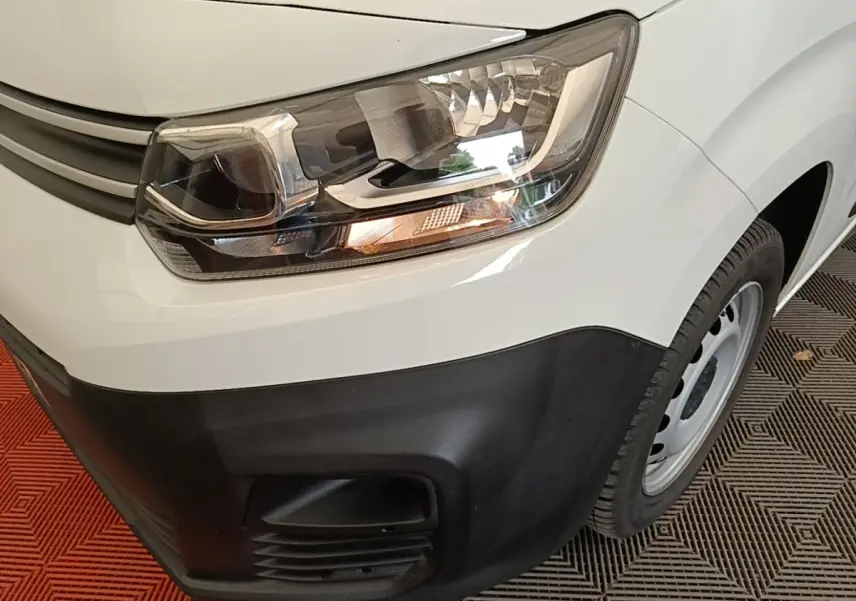 Gros plan sur l'avant droit blanc du Citroën Berlingo XL 2020 avec phare et pare-chocs noir mat visible.