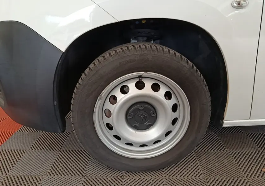 Gros plan sur la roue avant gauche blanche du Citroën Berlingo XL 2020 avec jante acier et logo Citroën au centre.