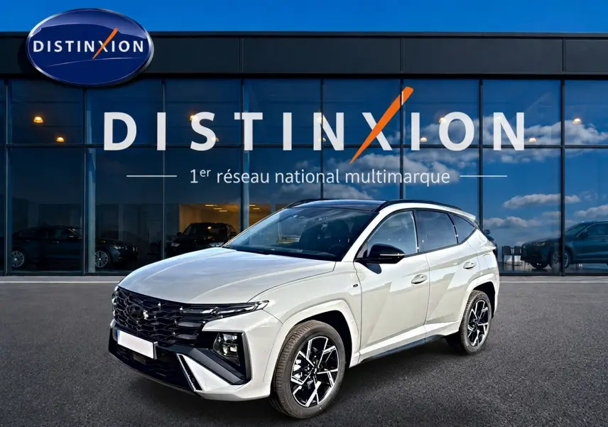 Hyundai Tucson gris shadow en 3/4 avant droit, avec calandre noire et jantes alliage distinctives.