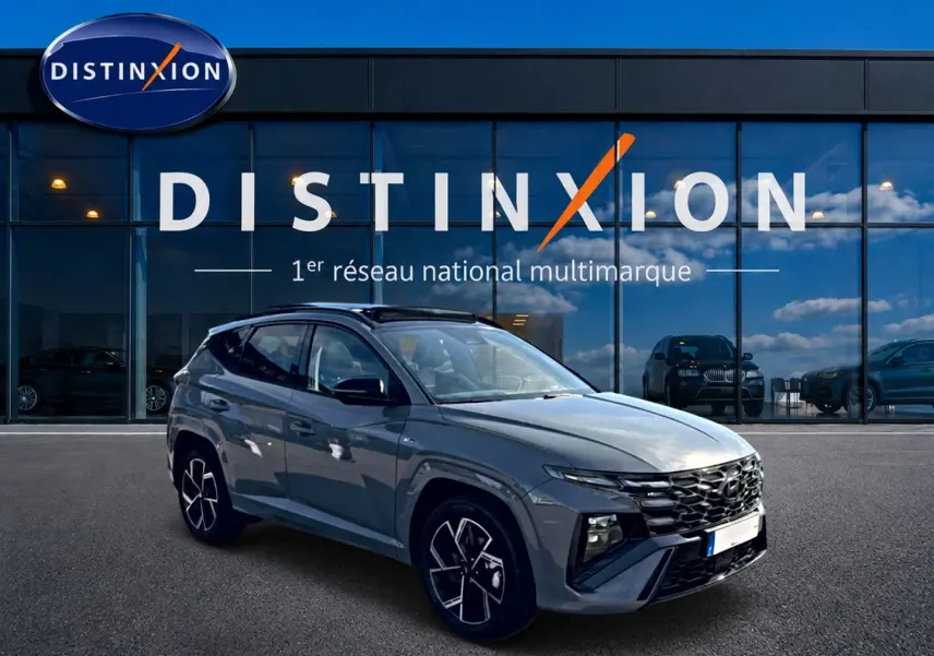 Hyundai Tucson 2026 gris shadow en 3/4 avant droit, avec calandre noire et jantes alliage distinctives.