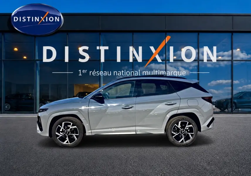 Hyundai Tucson 2026 gris shadow en profil droit, avec toit noir et jantes alliage distinctives.
