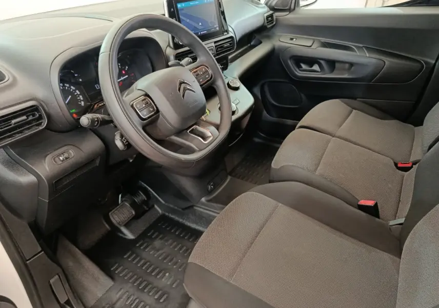 Vue intérieure côté conducteur du Citroën Berlingo blanc 2020, montrant le volant multifonctions et l'écran tactile central.