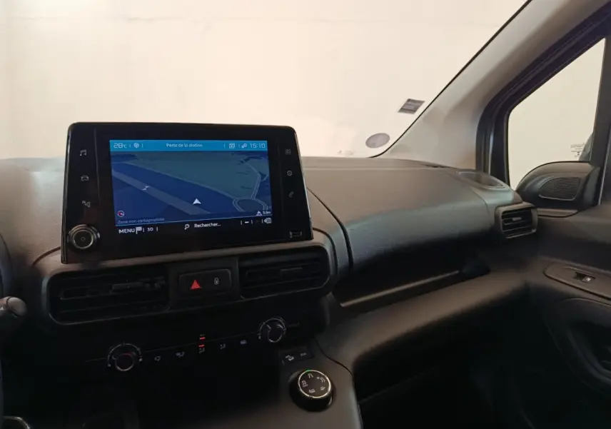 Vue intérieure du tableau de bord du Citroën Berlingo 2020 avec écran tactile de navigation et commandes centrales noires.