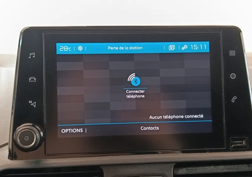 Écran tactile central du tableau de bord du Citroën Berlingo blanc, affichant la connexion Bluetooth au téléphone.