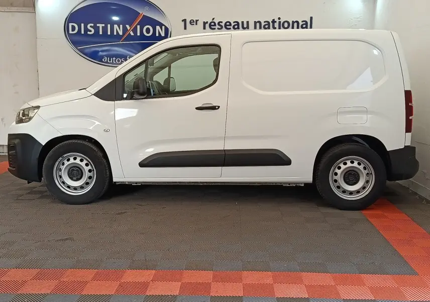 Vue latérale droite d’un utilitaire Citroën Berlingo blanc 2020 avec jantes acier et bande de protection noire sur porte.