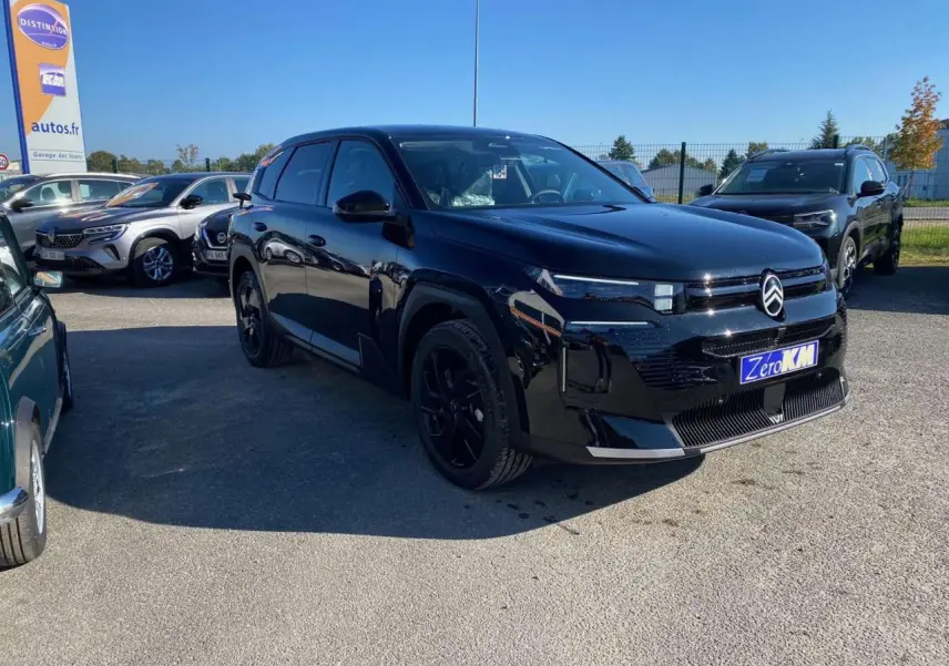 Citroën C5 Aircross noir en 3/4 avant droit sur parking extérieur avec jantes alliage noires.