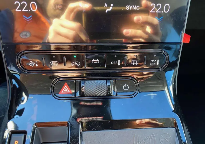 Gros plan sur la console centrale noire brillante du Citroën C5 Aircross avec commandes climatisation et bouton hazard.