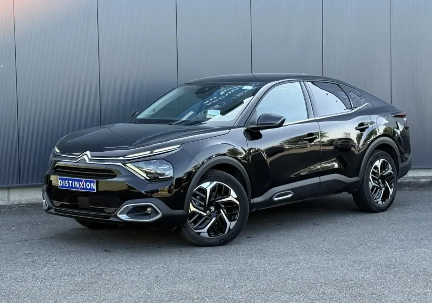 Citroën C4 X noir Perla vue 3/4 avant droit, jantes alliage 18'' diamantées et signature lumineuse LED en V.