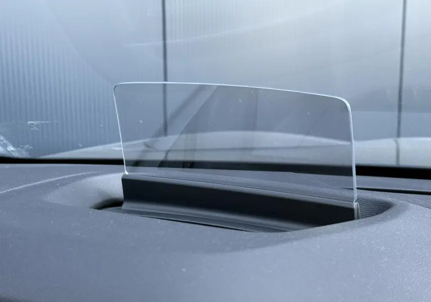 Affichage tête haute transparent sur tableau de bord noir du Citroën C4 X 1.5 BlueHDI 130 EAT8 Max 2024