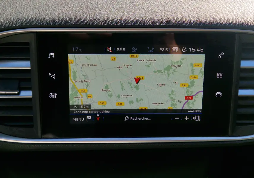Écran tactile central du tableau de bord du Peugeot 308 SW 2021 affichant la navigation GPS en mode carte.
