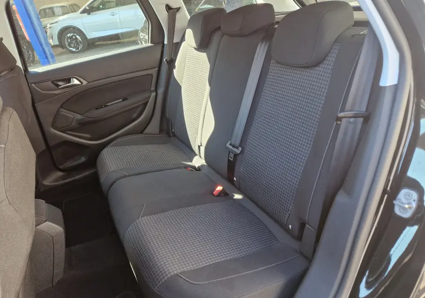 Vue intérieure côté droit des sièges arrière en tissu noir à motifs du Peugeot 308 SW noir de 2021.