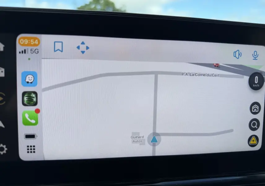 Écran tactile du système de navigation de la Citroën C3 Aircross Hybrid 145, affichant une carte et des icônes d'applications.