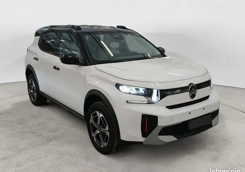 Citroën C3 Aircross Hybrid 145 blanc banquise toit noir, vue 3/4 avant avec phares LED allumés.