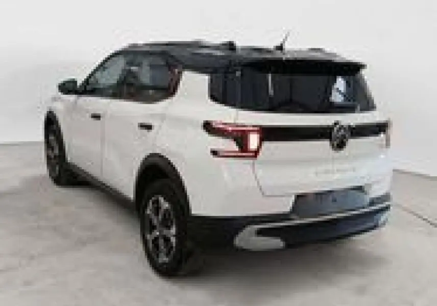 Vue 3/4 arrière d'un Citroën C3 Aircross blanc banquise avec toit noir, feux arrière LED et jantes noires.