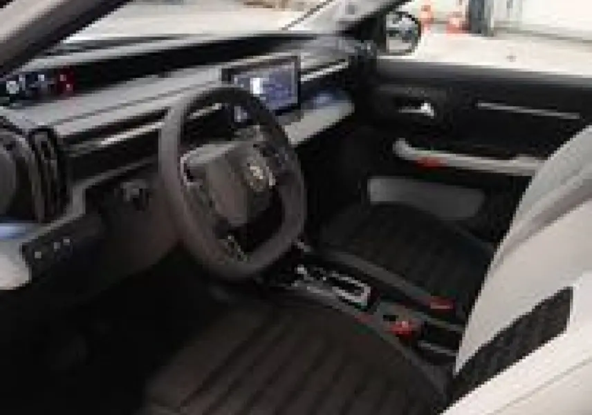 Vue intérieure côté conducteur du Citroën C3 Aircross Hybrid 145, avec sièges noirs et tableau de bord moderne.