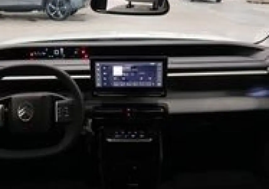 Vue intérieure frontale du tableau de bord noir du Citroën C3 Aircross Hybrid 145 avec écran tactile central.