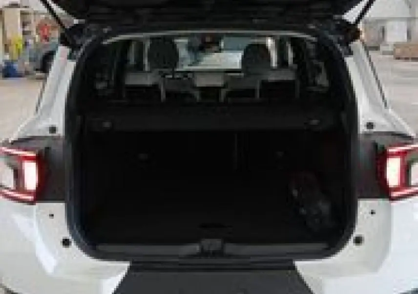 Vue arrière du Citroën C3 Aircross blanc banquise avec coffre ouvert et toit noir visible en partie supérieure.