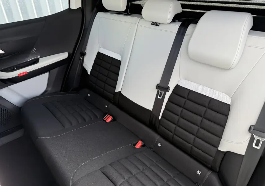 Vue intérieure arrière côté droit des sièges bicolores noir et blanc du Citroën C3 Aircross Hybrid 145 e-DSC6 Max 2026.