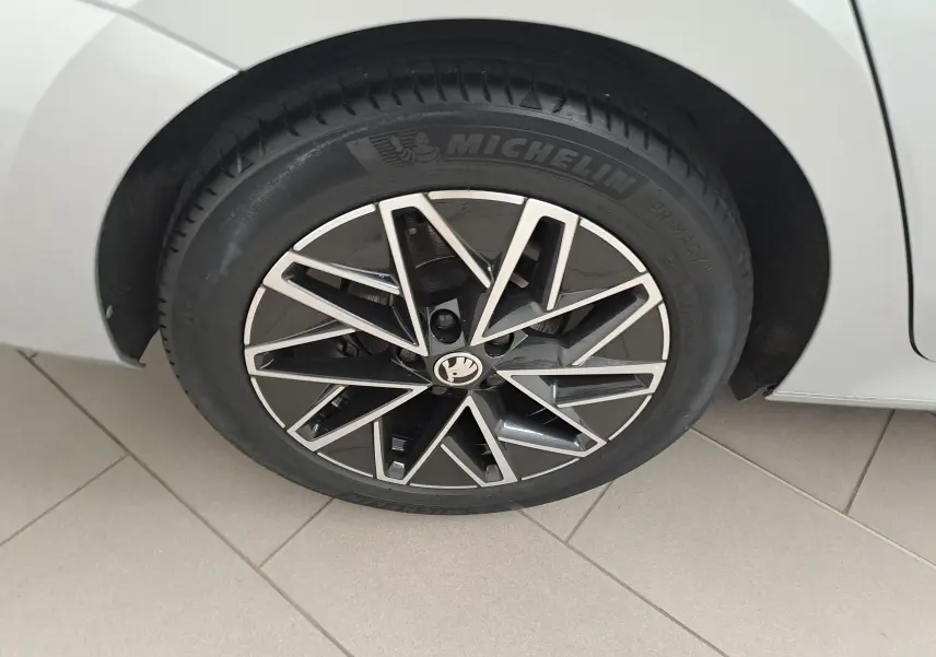 Gros plan sur la jante alliage 17'' Slagard Aero noir et poli du côté arrière droit d'une Skoda Octavia Combi gris argent.
