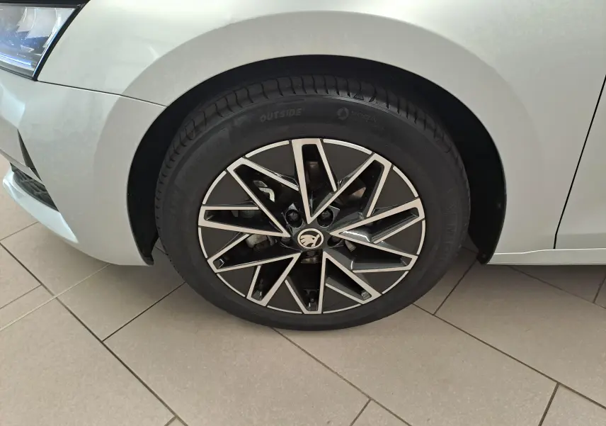 Gros plan sur la roue avant gauche avec jante alliage 17'' Slagard Aero noir polie de la Skoda Octavia Combi gris argent.