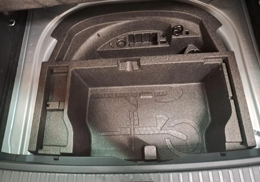 Coffre ouvert vu de dessus montrant le rangement en mousse noir pour outils sur Skoda Octavia Combi gris argent 2025.
