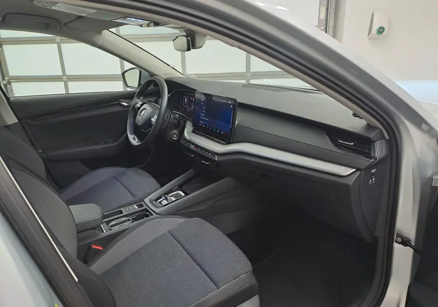 Intérieur côté conducteur de la Skoda Octavia Combi gris argent 2025, avec tableau de bord moderne et écran tactile central.