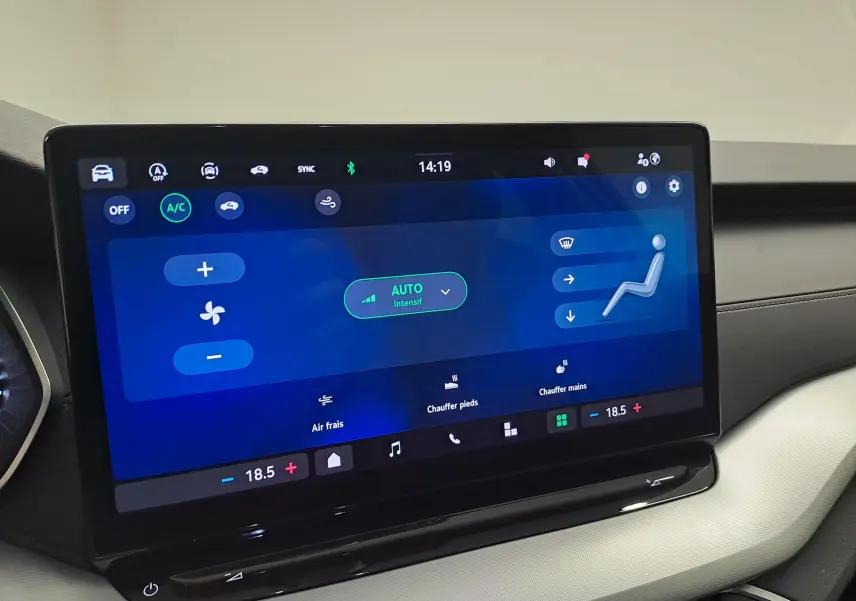 Écran tactile central de la Skoda Octavia Combi 2025 affichant la climatisation automatique et les réglages de confort.