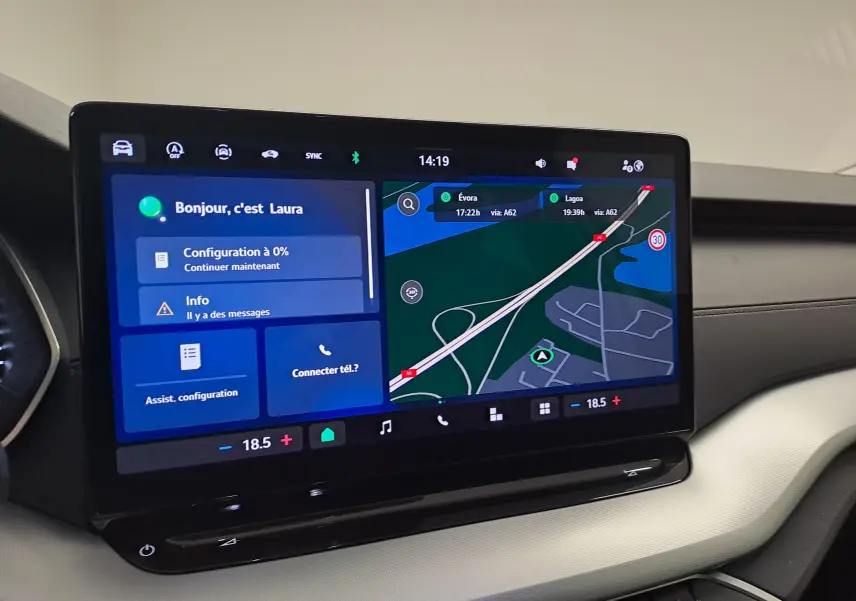 Écran tactile central du tableau de bord de la Skoda Octavia Combi 2025, affichant la navigation et les options vocales.