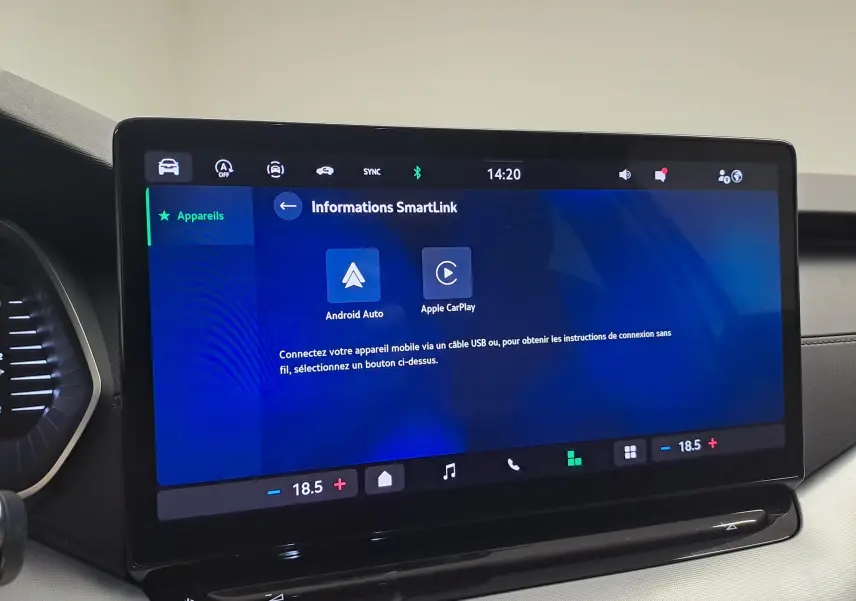Écran tactile central affichant les options Android Auto et Apple CarPlay dans une Skoda Octavia Combi 2025.