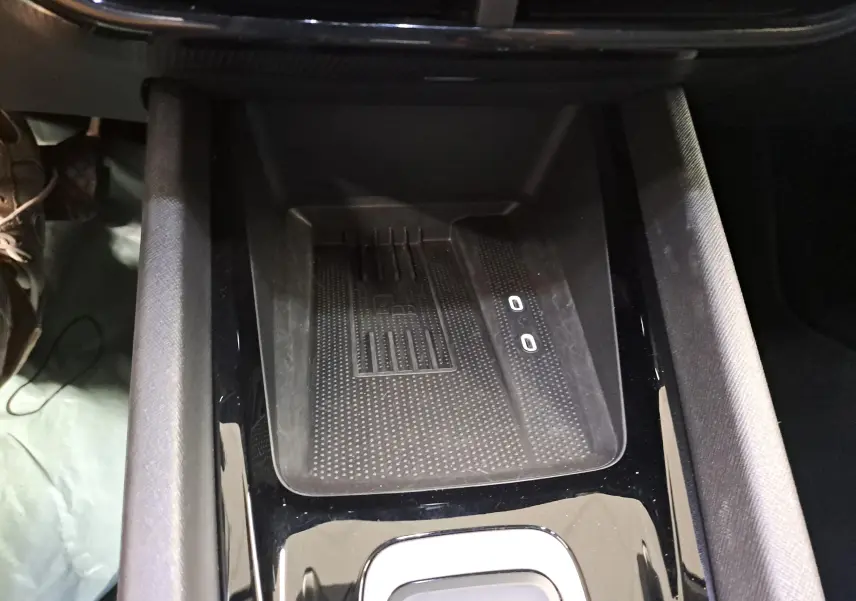 Gros plan sur la console centrale avec zone de recharge sans fil et ports USB dans une Skoda Octavia Combi 2025.