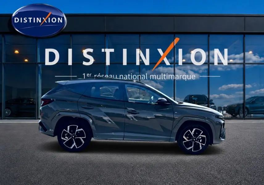 Hyundai Tucson 2026 gris shadow en profil droit, avec jantes alu noires et design N Line visible.