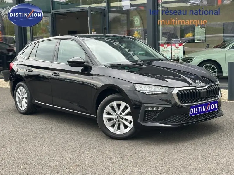 Skoda Scala noir Magic nacré vue 3/4 avant droit, calandre chromée et jantes alu visibles.