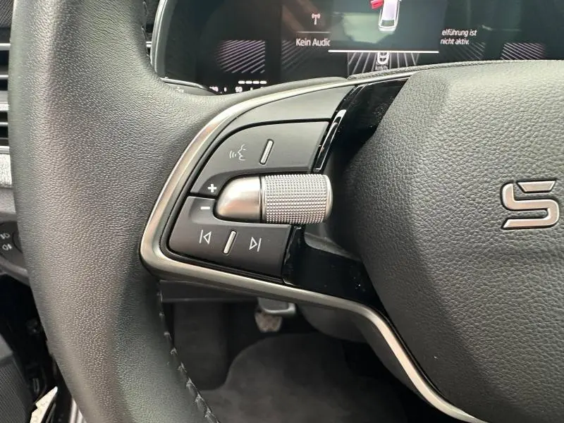 Gros plan sur les commandes multimédia à gauche du volant cuir noir de la Skoda Scala 2025 finition Selection.