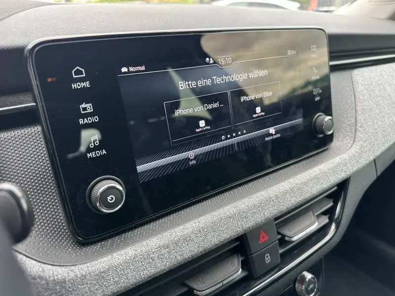Écran tactile central du tableau de bord de la Skoda Scala 2025, affichant la connexion Apple CarPlay en allemand.