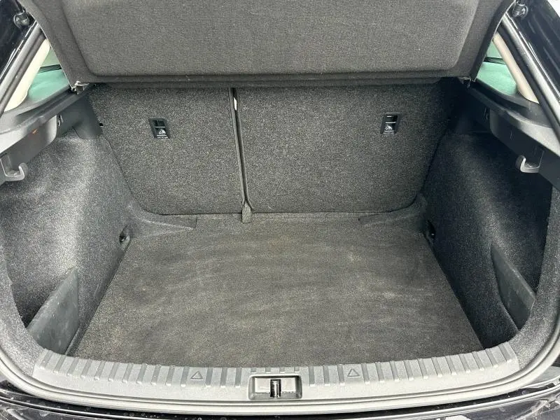 Coffre ouvert vu de face d'une Skoda Scala noir Magic nacré, montrant un espace de rangement propre et spacieux.