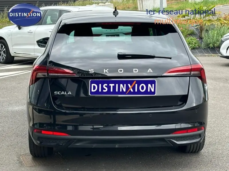 Vue arrière d'une Skoda Scala noire Magic nacré avec feux LED et logo distinctif SKODA visible.