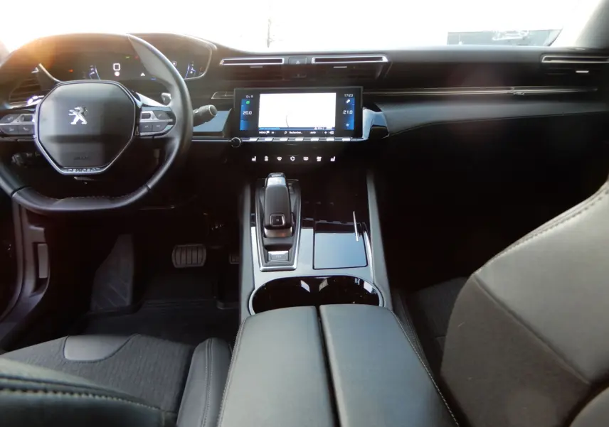 Vue intérieure avant de la Peugeot 508 SW Allure 2020, tableau de bord moderne avec écran tactile et volant compact noir.