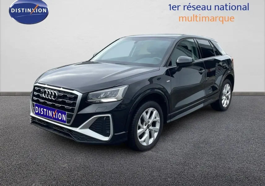 Audi Q2 noir mito metal vue 3/4 avant droit, mettant en valeur sa calandre hexagonale et ses jantes argentées.