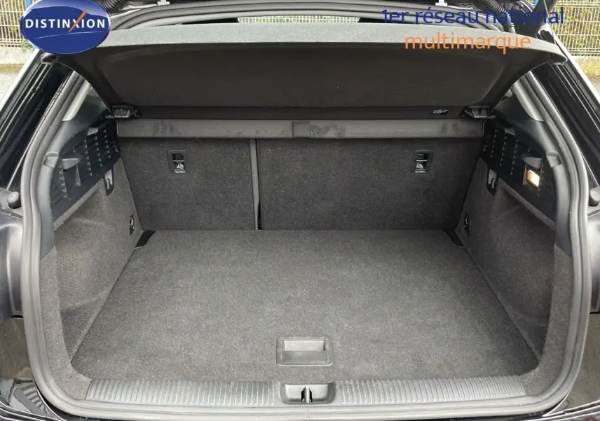 Coffre ouvert d'un Audi Q2 noir mito metal 2023, vue arrière montrant l'espace de chargement propre et spacieux.